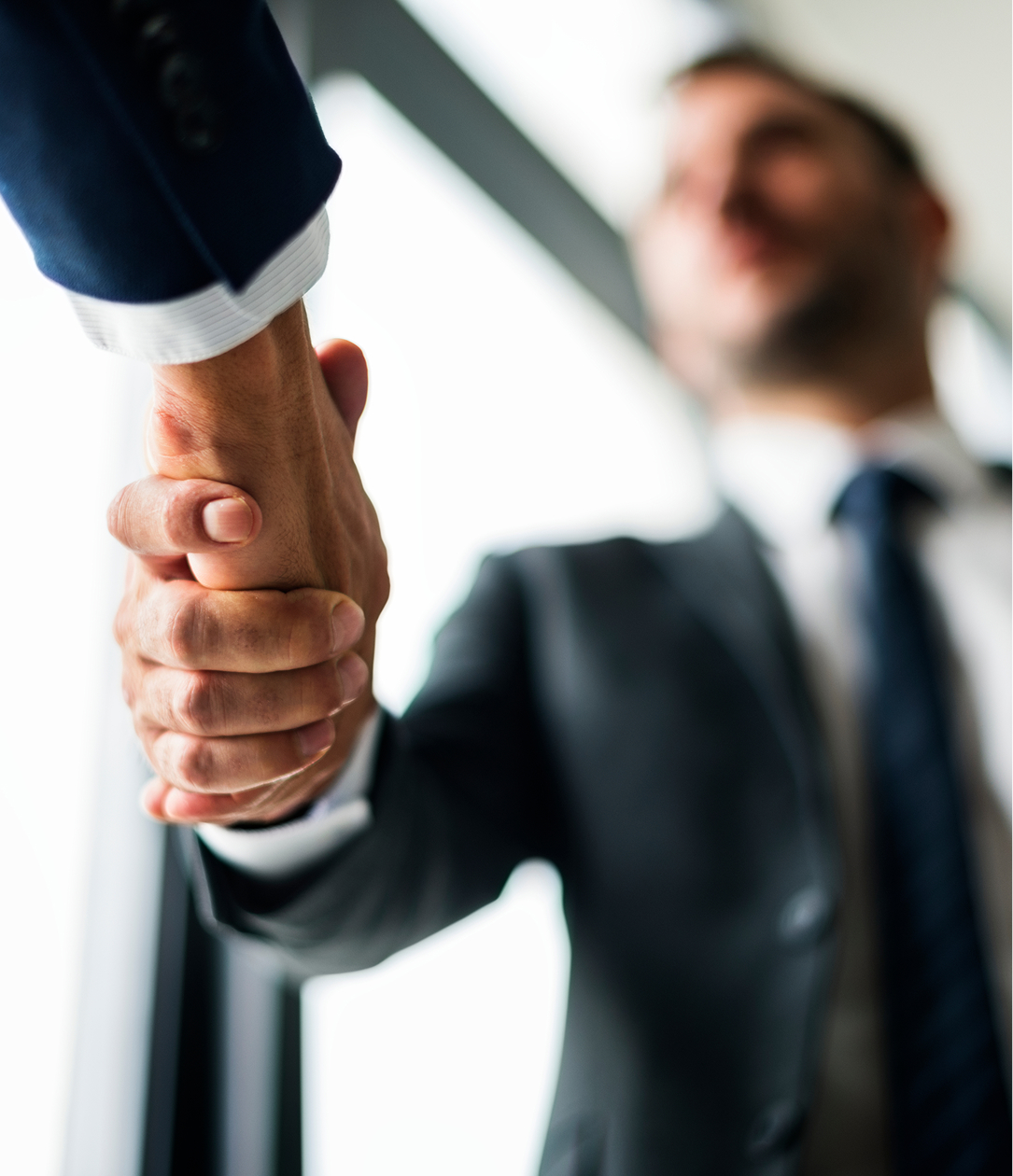 foto di un uomo che da una stretta di mano